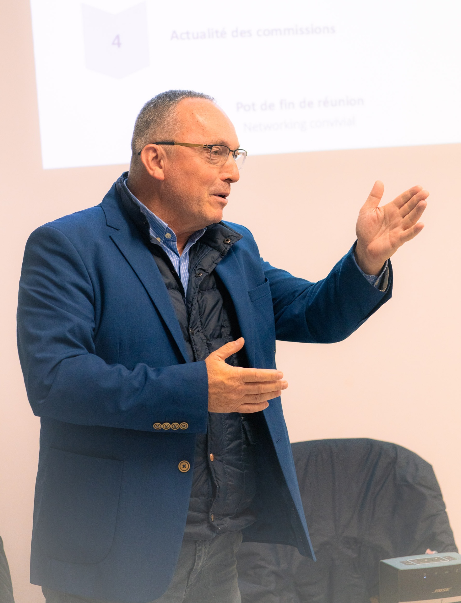 Adhérents de Girou Connect échangeant lors d'une réunion du club